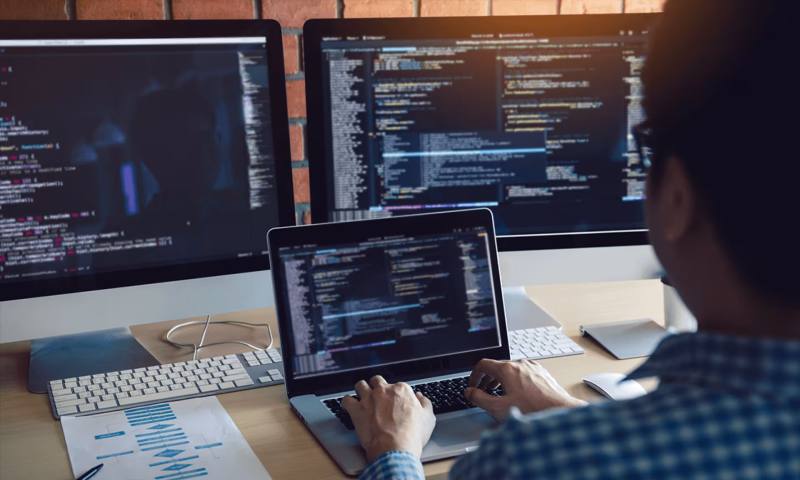 数据科学选型:R与Python如何赋能西安网站建设?